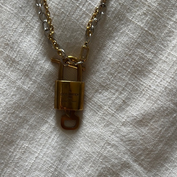 Louis Vuitton Gold and Silver Necklace Timeless Elegance - Picture 2 of 2